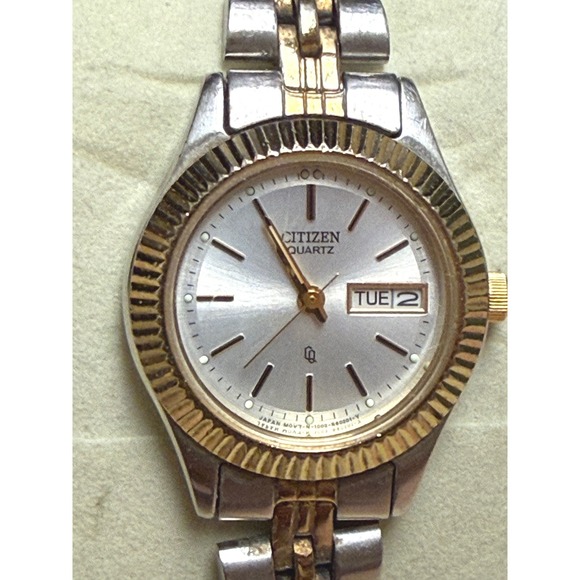 Citizen‎ Quartz Two Tone Ladies Watch Silver Dial Day Date Fluted Bezel Japan main image 4